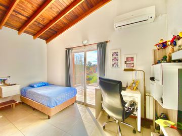 APTO CREDITO - CASA EN VENTA | 5 AMBIENTES | LOTE INTERNO | FINCAS DEL LAGO, ING. MASCHWITZ.