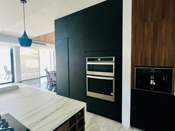 Residencia de 4 Recamaras con Alberca y Jacuzzi en Cabo Norte, Mérida