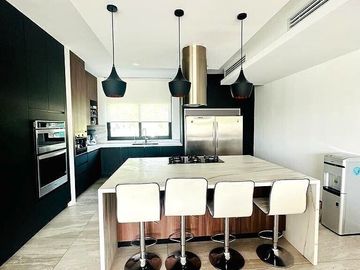 Residencia de 4 Recamaras con Alberca y Jacuzzi en Cabo Norte, Mérida