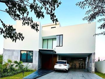 Residencia de 4 Recamaras con Alberca y Jacuzzi en Cabo Norte, Mérida