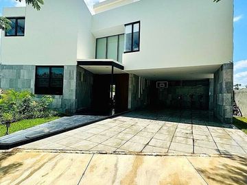 Residencia de 4 Recamaras con Alberca y Jacuzzi en Cabo Norte, Mérida