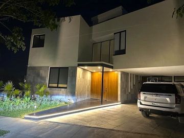Residencia de 4 Recamaras con Alberca y Jacuzzi en Cabo Norte, Mérida