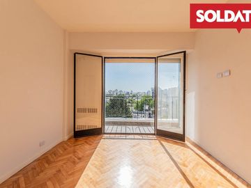 Departamento en venta, apto crédito, 3 ambientes con 2 baños. Espacio guardacoche.
