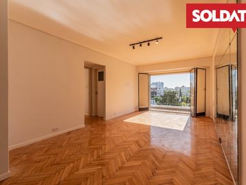Departamento en venta, apto crédito, 3 ambientes con 2 baños. Espacio guardacoche.