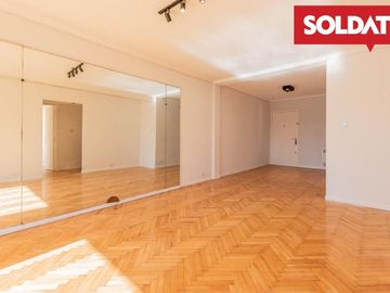 Departamento en venta, apto crédito, 3 ambientes con 2 baños. Espacio guardacoche.