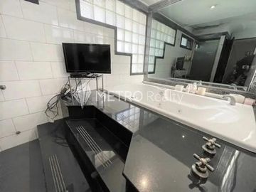 Casa 6 ambientes con quincho, pileta y doble cochera en Bernal Oeste