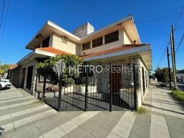 Casa 6 ambientes con quincho, pileta y doble cochera en Bernal Oeste