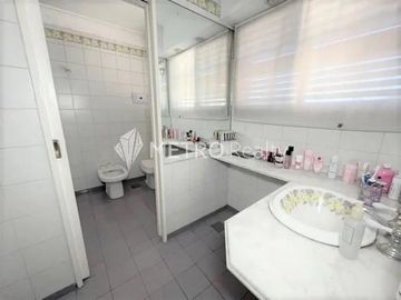 Casa 6 ambientes con quincho, pileta y doble cochera en Bernal Oeste