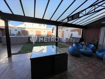 Casa 6 ambientes con quincho, pileta y doble cochera en Bernal Oeste