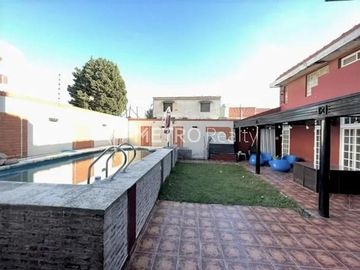 Casa 6 ambientes con quincho, pileta y doble cochera en Bernal Oeste