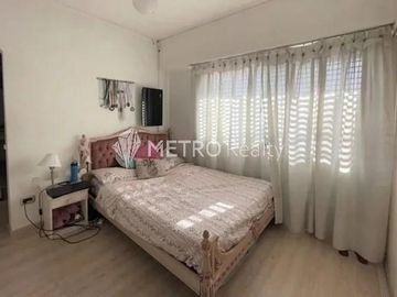 Casa 6 ambientes con quincho, pileta y doble cochera en Bernal Oeste