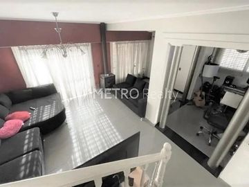 Casa 6 ambientes con quincho, pileta y doble cochera en Bernal Oeste