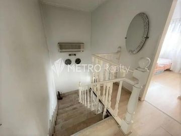 Casa 6 ambientes con quincho, pileta y doble cochera en Bernal Oeste