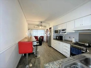 Casa 6 ambientes con quincho, pileta y doble cochera en Bernal Oeste