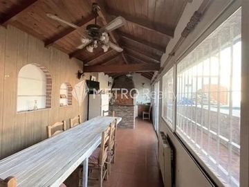 Casa 6 ambientes con quincho, pileta y doble cochera en Bernal Oeste