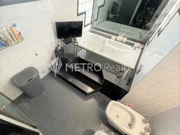 Casa 6 ambientes con quincho, pileta y doble cochera en Bernal Oeste