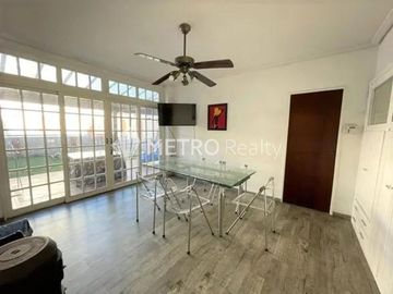 Casa 6 ambientes con quincho, pileta y doble cochera en Bernal Oeste