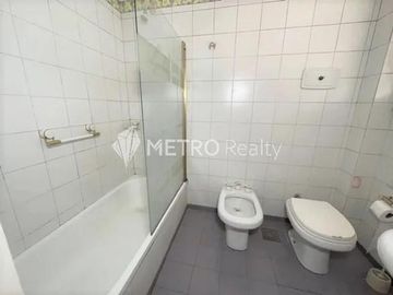 Casa 6 ambientes con quincho, pileta y doble cochera en Bernal Oeste