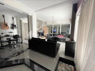 Casa 6 ambientes con quincho, pileta y doble cochera en Bernal Oeste