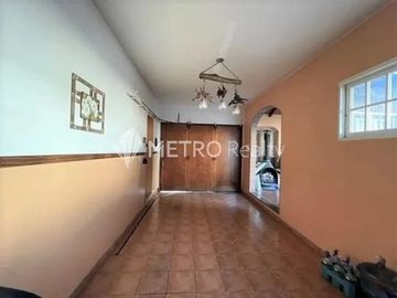 Casa 6 ambientes con quincho, pileta y doble cochera en Bernal Oeste