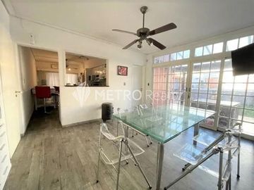 Casa 6 ambientes con quincho, pileta y doble cochera en Bernal Oeste