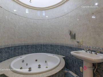 Casa en venta en Bugambilias Zona Sur Lujo