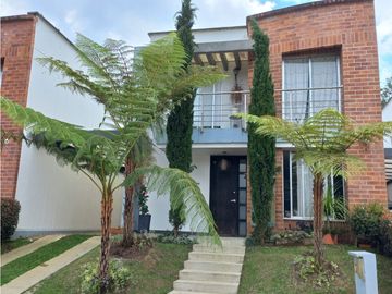 Venta casa de 230 m2 en conjunto cerrado en el Retiro.