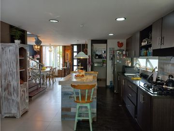 Venta casa de 230 m2 en conjunto cerrado en el Retiro.