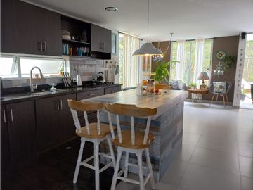 Venta casa de 230 m2 en conjunto cerrado en el Retiro.