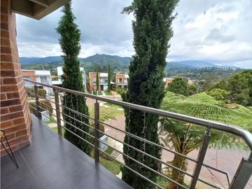 Venta casa de 230 m2 en conjunto cerrado en el Retiro.