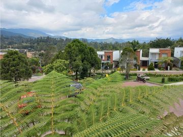 Venta casa de 230 m2 en conjunto cerrado en el Retiro.