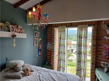 Venta casa de 230 m2 en conjunto cerrado en el Retiro.