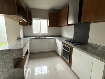 CASA EN VENTA EN PUERTA DE HIERRO