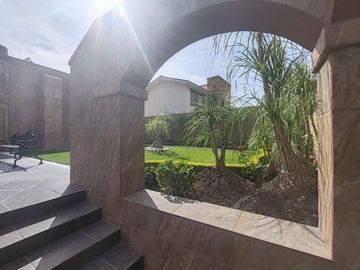 Venta de casa con vista al campo de golf en VILLAS DEL MESON JURIQUILLA