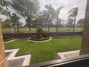Venta de casa con vista al campo de golf en VILLAS DEL MESON JURIQUILLA