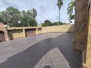Venta de casa con vista al campo de golf en VILLAS DEL MESON JURIQUILLA