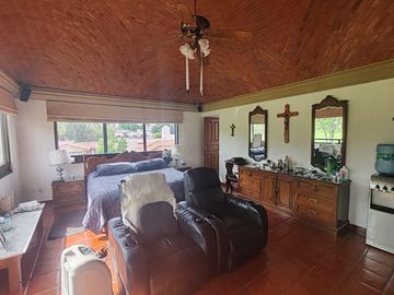 Venta de casa con vista al campo de golf en VILLAS DEL MESON JURIQUILLA