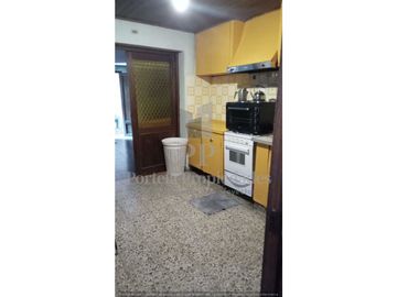 CASA DE 4 AMBIENTES EN VILLA UDAONDO.