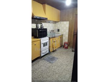CASA DE 4 AMBIENTES EN VILLA UDAONDO.
