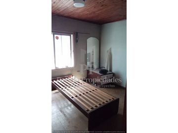 CASA DE 4 AMBIENTES EN VILLA UDAONDO.