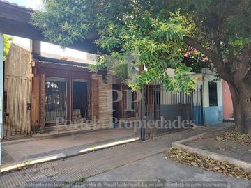 CASA DE 4 AMBIENTES EN VILLA UDAONDO.
