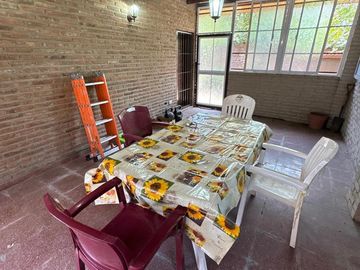 Venta-Casa Chalet de 6 Ambientes - Berazategui Centro