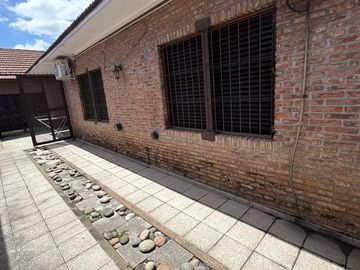 Venta-Casa Chalet de 6 Ambientes - Berazategui Centro