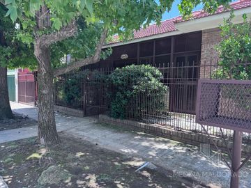Venta-Casa Chalet de 6 Ambientes - Berazategui Centro