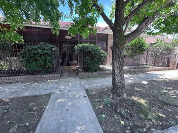 Venta-Casa Chalet de 6 Ambientes - Berazategui Centro