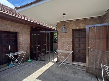 Venta-Casa Chalet de 6 Ambientes - Berazategui Centro