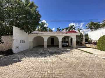 EN VENTA RESIDENCIA EN LA COLONIA CHUBURNA DE HIDALGO. MÉRIDA YUC.