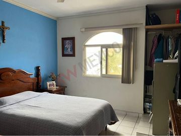 Edificio con local comercial y departamentos en VENTA en Gomez Palacio, Durango.