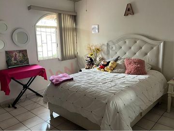 Edificio con local comercial y departamentos en VENTA en Gomez Palacio, Durango.