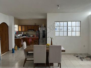 Edificio con local comercial y departamentos en VENTA en Gomez Palacio, Durango.